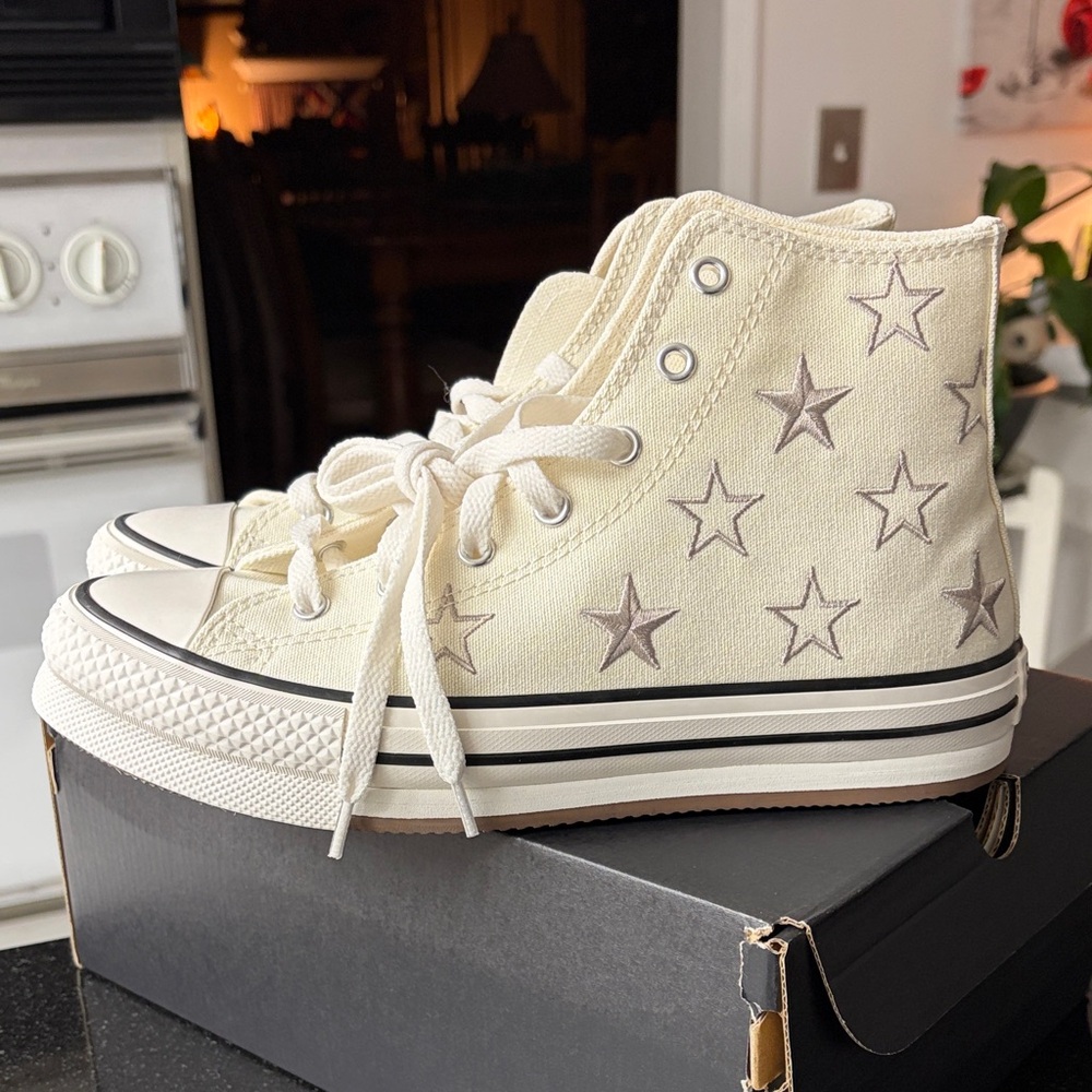 Converse Kids Cream High-Tops with Star Pattern - Picture 4 of 6